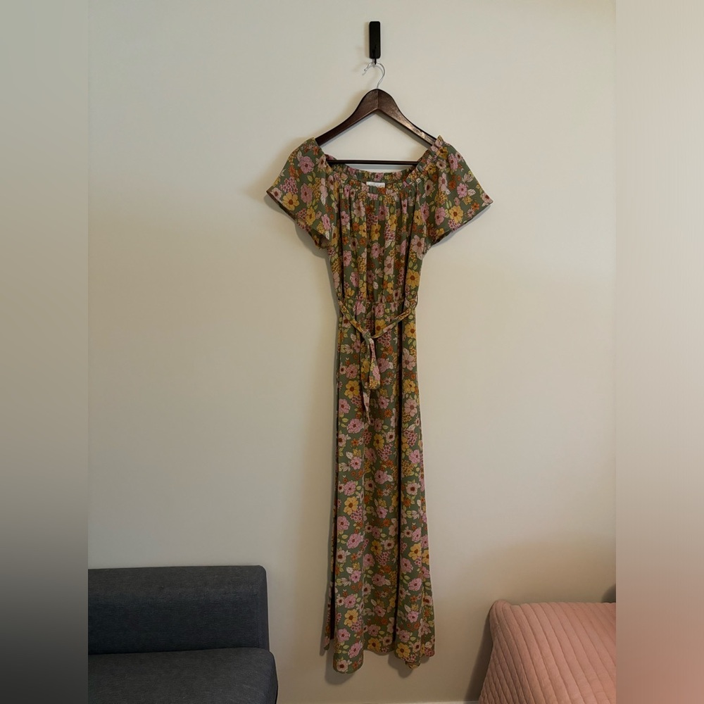 Green Floral Flowy Off the Shoulder Dress. Size Small.